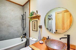 Unique & Serene Retreat, 7 Mi to Downtown Portland