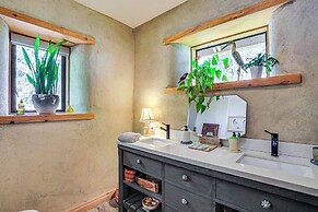 Unique & Serene Retreat, 7 Mi to Downtown Portland