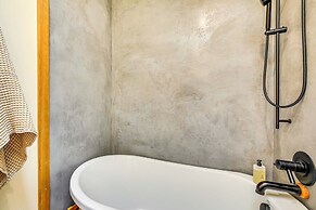 Unique & Serene Retreat, 7 Mi to Downtown Portland