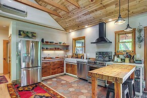 Unique & Serene Retreat, 7 Mi to Downtown Portland