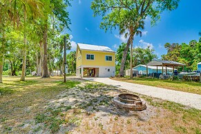 Stilt-style Cottage < 1 Mi to Downtown Yankeetown!