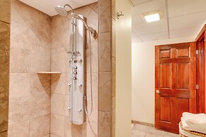 Cozy Milwaukee Apartment w/ Deck, 2 Mi to Airport!