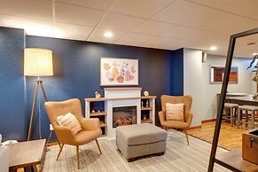 Cozy Milwaukee Apartment w/ Deck, 2 Mi to Airport!