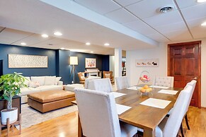 Cozy Milwaukee Apartment w/ Deck, 2 Mi to Airport!