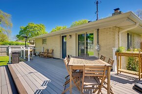 Cozy Milwaukee Apartment w/ Deck, 2 Mi to Airport!