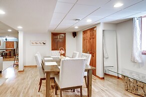 Cozy Milwaukee Apartment w/ Deck, 2 Mi to Airport!