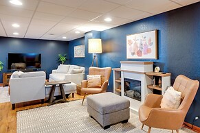 Cozy Milwaukee Apartment w/ Deck, 2 Mi to Airport!