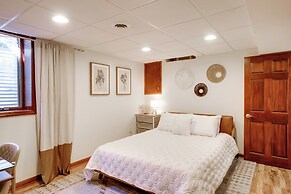 Cozy Milwaukee Apartment w/ Deck, 2 Mi to Airport!