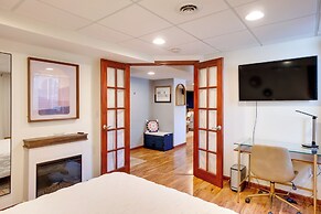 Cozy Milwaukee Apartment w/ Deck, 2 Mi to Airport!