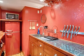 Cozy Milwaukee Apartment w/ Deck, 2 Mi to Airport!