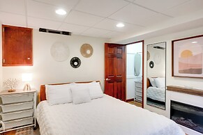 Cozy Milwaukee Apartment w/ Deck, 2 Mi to Airport!