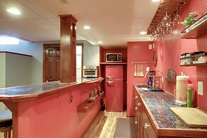 Cozy Milwaukee Apartment w/ Deck, 2 Mi to Airport!