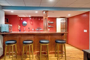 Cozy Milwaukee Apartment w/ Deck, 2 Mi to Airport!