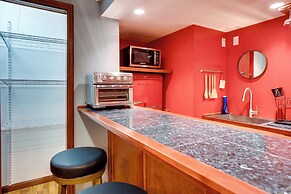 Cozy Milwaukee Apartment w/ Deck, 2 Mi to Airport!