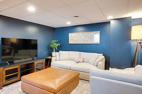 Cozy Milwaukee Apartment w/ Deck, 2 Mi to Airport!