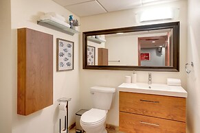 Cozy Milwaukee Apartment w/ Deck, 2 Mi to Airport!