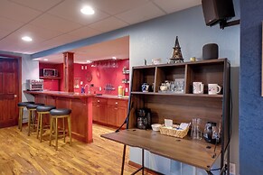 Cozy Milwaukee Apartment w/ Deck, 2 Mi to Airport!