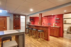 Cozy Milwaukee Apartment w/ Deck, 2 Mi to Airport!