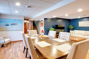 Cozy Milwaukee Apartment w/ Deck, 2 Mi to Airport!