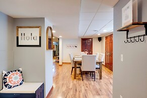 Cozy Milwaukee Apartment w/ Deck, 2 Mi to Airport!