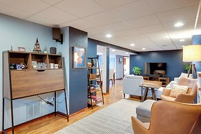 Cozy Milwaukee Apartment w/ Deck, 2 Mi to Airport!