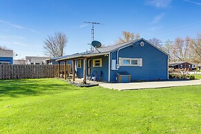 Waterfront Port Clinton Cottage w/ Fire Pit!