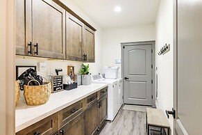 Game Room & Patio: Picturesque Home in Sonora