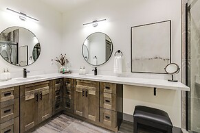 Game Room & Patio: Picturesque Home in Sonora