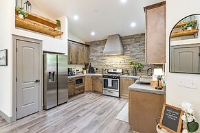 Game Room & Patio: Picturesque Home in Sonora