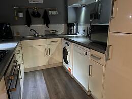 Croydon Cozy Retreat - 2 Bedroom Luxury Home