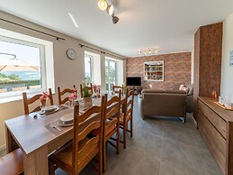 Spacious Getaway Near Spa F1