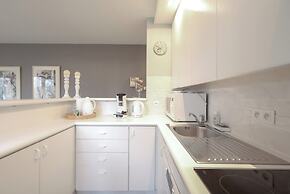 Bright Apartment With Terrace in Oostduinkerke