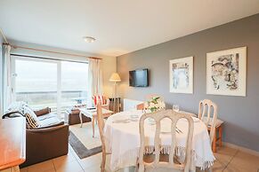 Bright Apartment With Terrace in Oostduinkerke