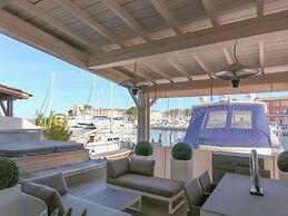 Spacious Holiday Home With hot tub