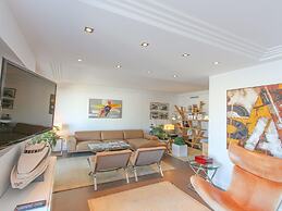 Spacious Holiday Home With hot tub