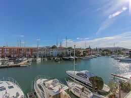 Spacious Holiday Home With hot tub