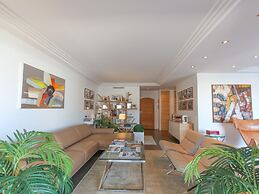 Spacious Holiday Home With hot tub