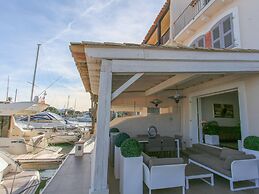 Spacious Holiday Home With hot tub