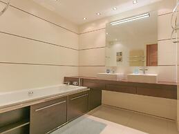 Spacious Holiday Home With hot tub