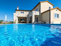 Patricia Comfortable Holiday Residence