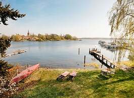 Bauhaus Holiday Apartment by the Lake