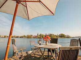 Bauhaus Holiday Apartment by the Lake