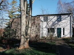 Bauhaus Holiday Apartment by the Lake