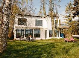 Bauhaus Holiday Apartment by the Lake