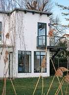 Bauhaus Holiday Apartment by the Lake