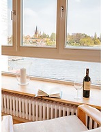 Bauhaus Holiday Apartment by the Lake