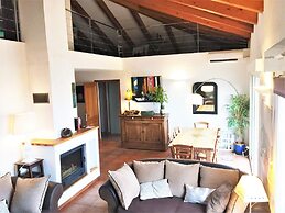 Apartment With sea View and Pool