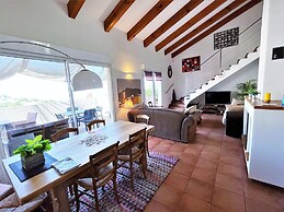 Apartment With sea View and Pool