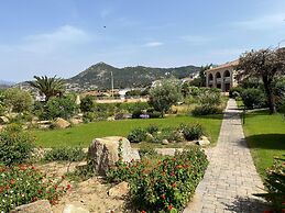 Apartment With sea View and Pool