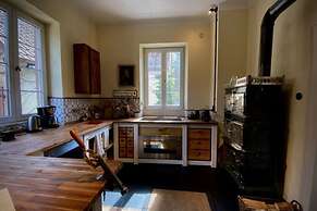Countryside Apartment Near the Lake